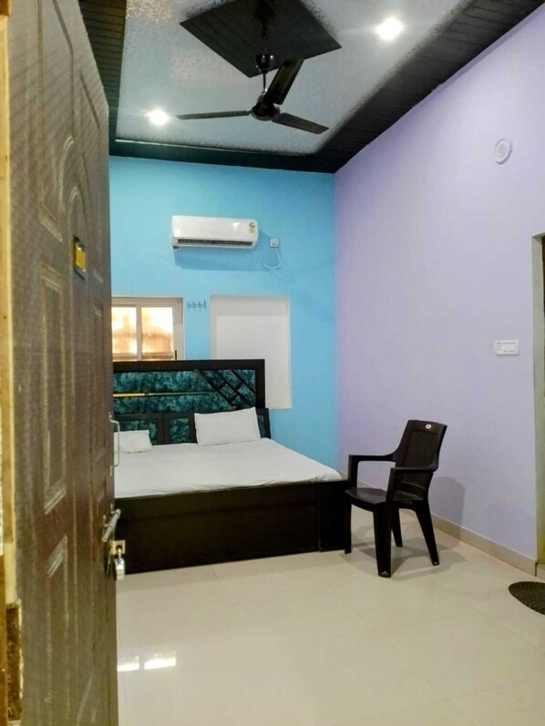 Deluxe Room, Air conditioning | Laptop workspace, rollaway beds, free WiFi, bed sheets - S K Homestay (Varanasi)