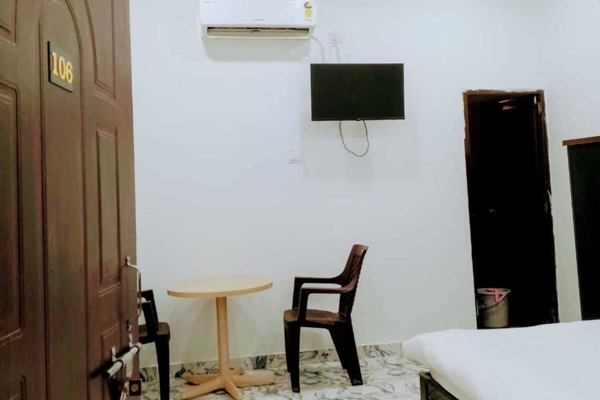 Deluxe Room, Air conditioning | Laptop workspace, rollaway beds (surcharge), WiFi (free), bed sheets
