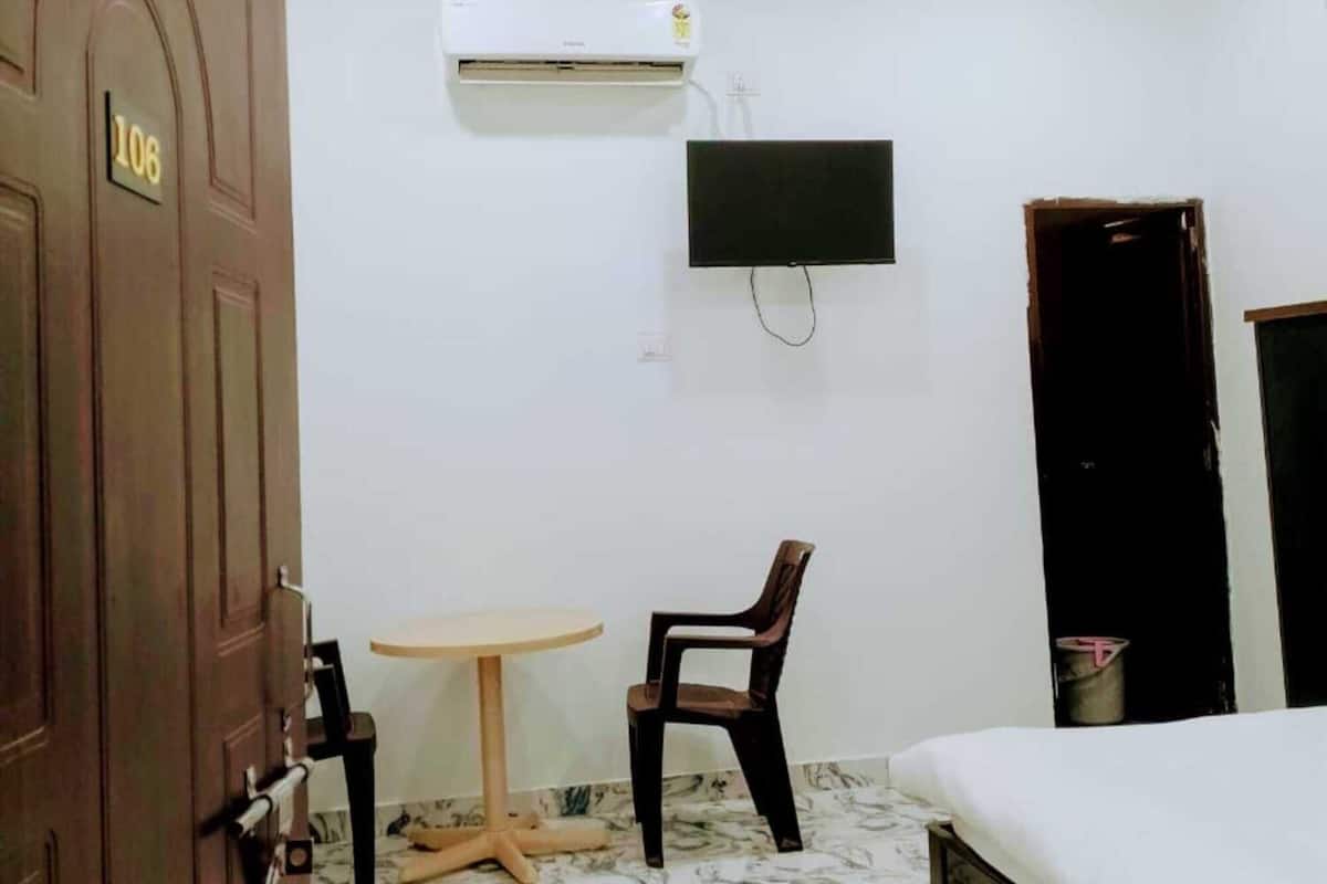 Laptop workspace, rollaway beds, free WiFi, bed sheets