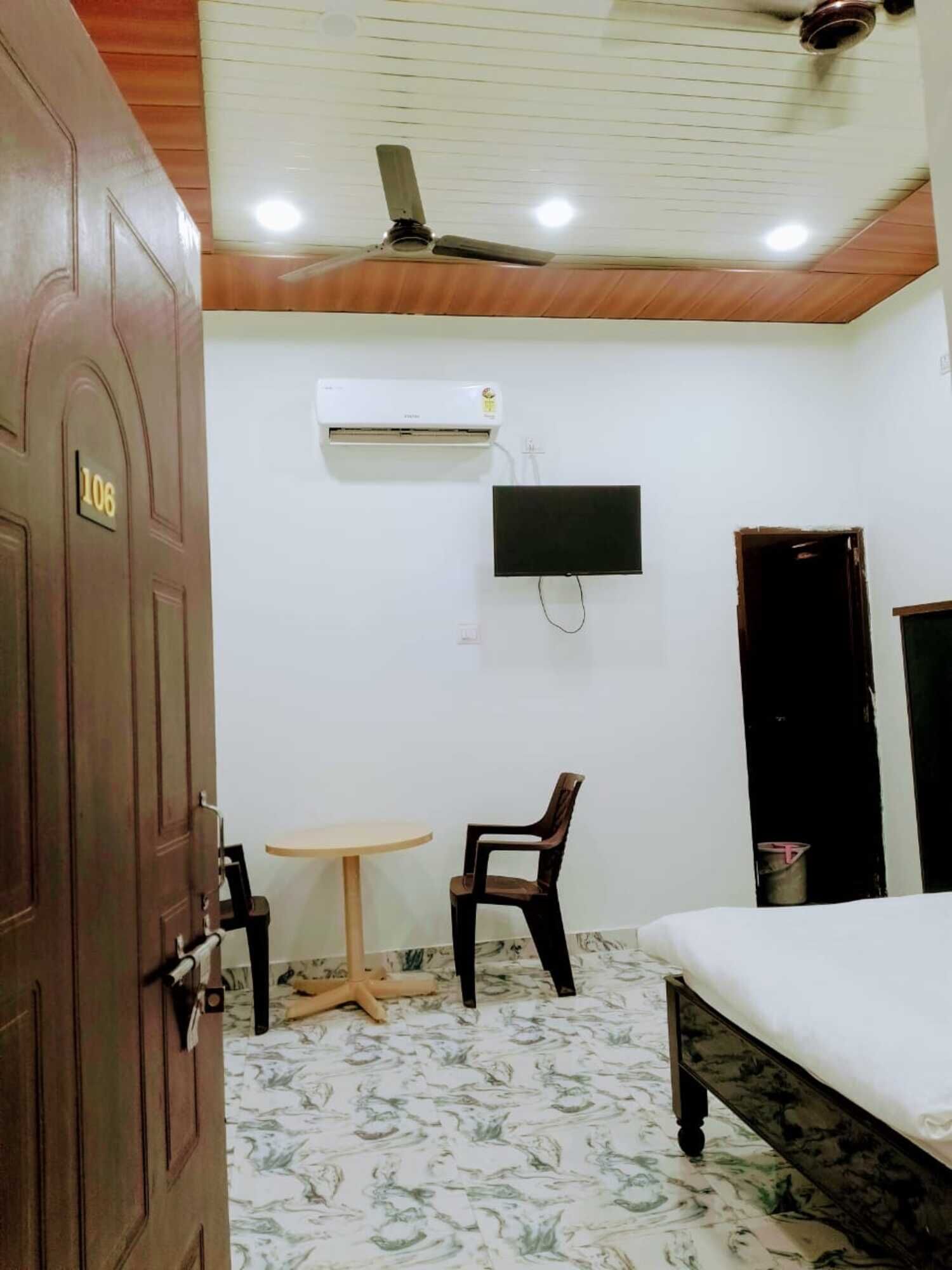Deluxe Room, Air conditioning | Laptop workspace, rollaway beds, free WiFi, bed sheets