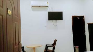 Deluxe Room, Air conditioning | Laptop workspace, rollaway beds, free WiFi, bed sheets