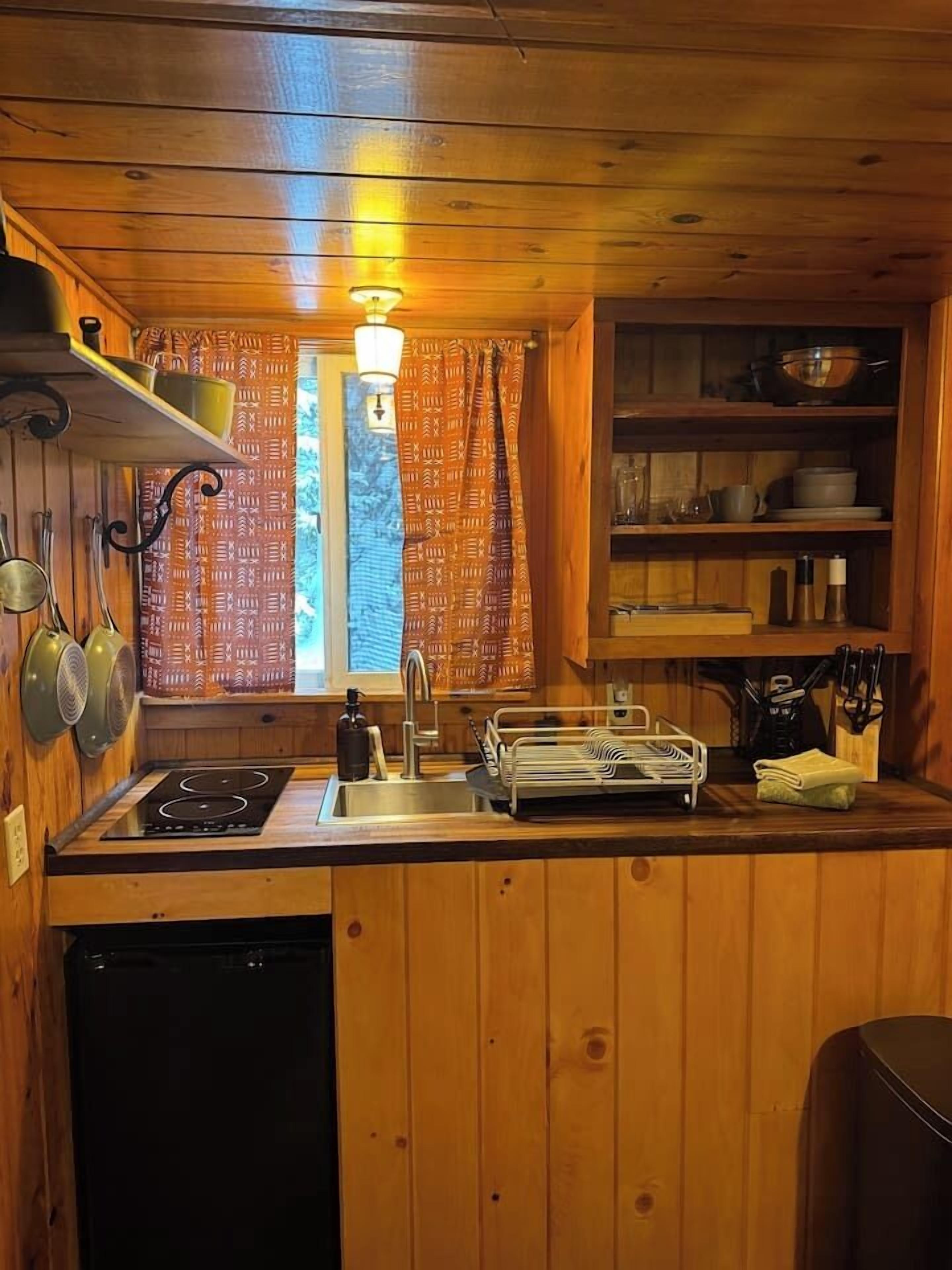 Coffee/tea maker, cookware/dishes/utensils, dining tables