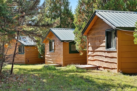 外観. Quaint Marcy Adironack Cabin