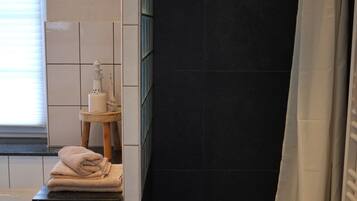 Sèche-cheveux, serviettes fournies, savon, shampoing