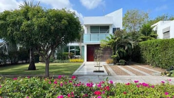 Villa | 4 bedrooms, Internet