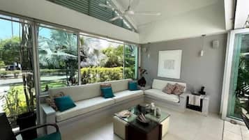 Villa | 4 bedrooms, Internet