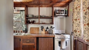 Wasserkocher mit Kaffee-/Teezubehör, Kühlschrank, Mikrowelle, Ofen