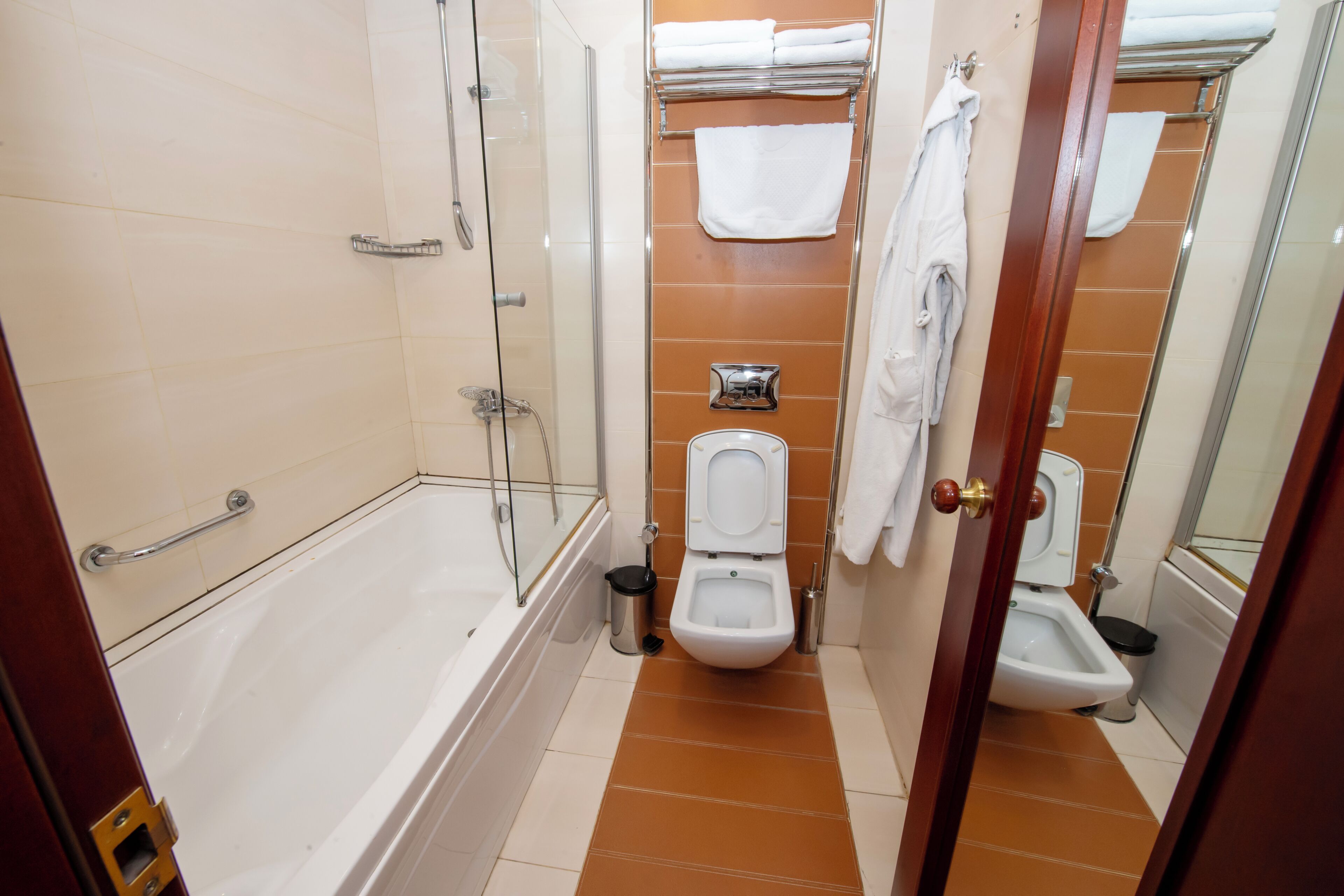 Ein Badezimmer mit Duschkabine, Toilette und Bidet.