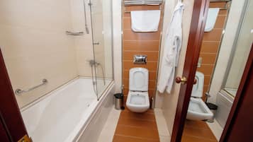 Ein Badezimmer mit Duschkabine, Toilette und Bidet.