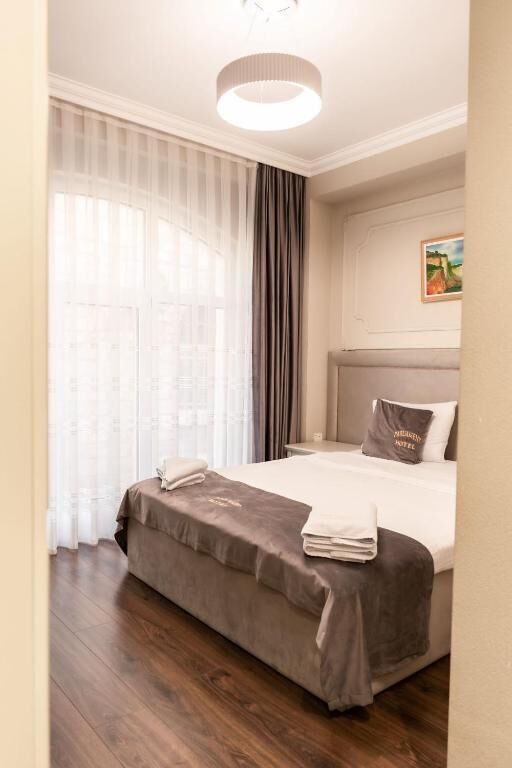 أغطية فراش متميزة وأسرّة سليكت كومفورت وميني بار وخزنة داخل الغرفة