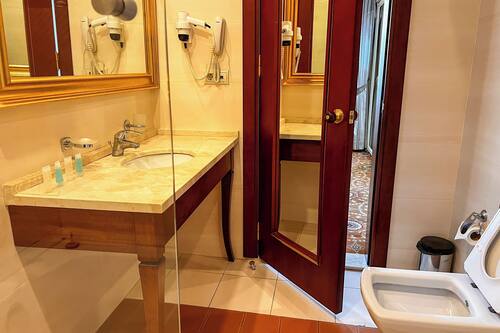 Royal-Suite, Stadtblick | Badezimmer | Regendusche, kostenlose Toilettenartikel, Haartrockner, Hausschuhe