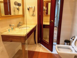 Suite Royale, vue ville | Salle de bain | Douche à « effet pluie », articles de toilette gratuits, sèche-cheveux