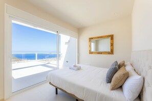 4 bedrooms, iron/ironing board, WiFi, bed sheets - Villa Navarra Sunset Adeje (Costa Adeje)