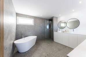 Shower, jetted bath, towels, soap - Villa Navarra Sunset Adeje (Costa Adeje)
