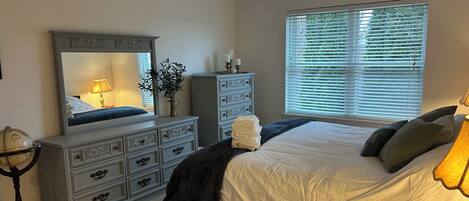 Silitysrauta/-lauta, Wi-Fi, vuodevaatteet