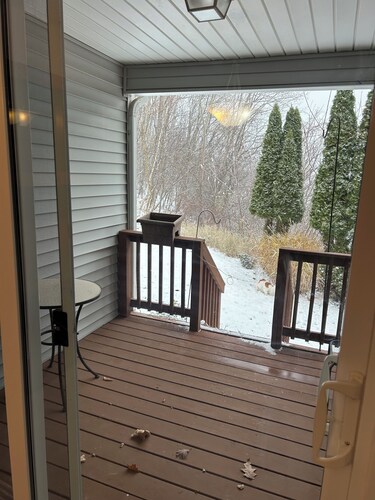 Cozy 2-bedroom condo in peaceful Syracuse.