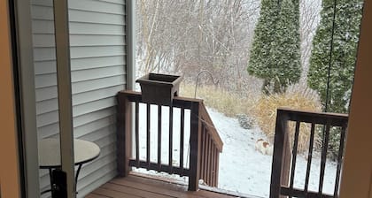 Cozy 2-bedroom condo in peaceful Syracuse.