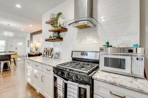 Interior - Easy Marta & Mercedes-benz Access! ATL Home Base (Atlanta)