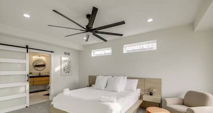 Home Theater + Rooftop Deck! Fountain Sq Stunner