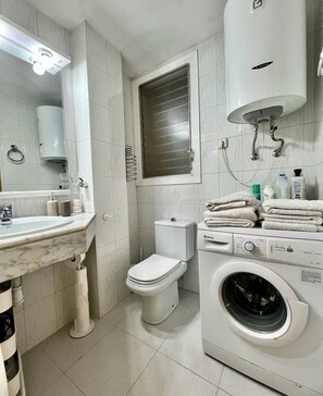 Hair dryer, towels, soap, toilet paper - Cozy inner courtyard (city center) (Sabadell)