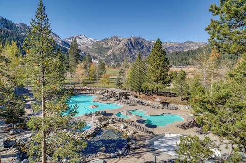 Ski-in/ski-out! 2BR Resort Condo w/ Pool, Hot Tub