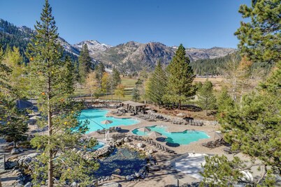 Ski-in/ski-out! 2BR Resort Condo w/ Pool, Hot Tub