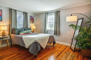 Interior - Vibrant Home 2 Mi to Dtwn & Wake Forest University (Winston-Salem)