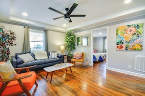 Interior - Vibrant Home 2 Mi to Dtwn & Wake Forest University (Winston-Salem)