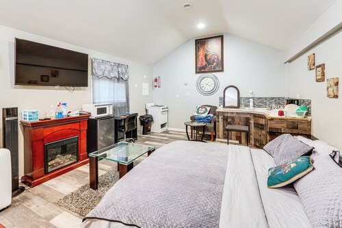 8 Mi to Dtwn Cle: Cozy Couple's Retreat w/ Gym!