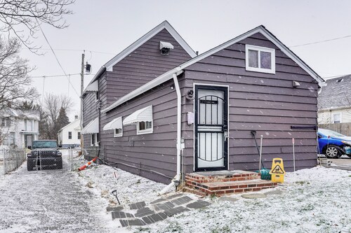 8 Mi to Dtwn Cle: Cozy Couple's Retreat w/ Gym!