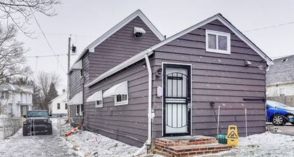 8 Mi to Dtwn Cle: Cozy Couple's Retreat w/ Gym!