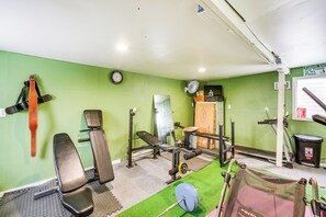 Interior - 8 Mi to Dtwn Cle: Cozy Couple's Retreat w/ Gym! (Cleveland)