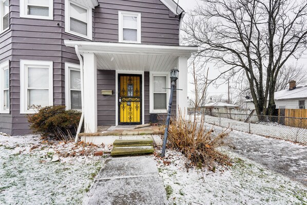 Interior - 8 Mi to Dtwn Cle: Cozy Couple's Retreat w/ Gym! (Cleveland)