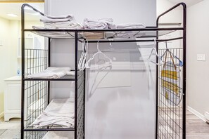 Interior - 8 Mi to Dtwn Cle: Cozy Couple's Retreat w/ Gym! (Cleveland)