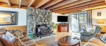 8 Mi to Cranmore Mtn Resort: A-frame w/ Fire Pit