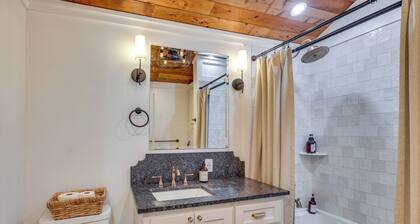 Sleek Studio w/ Projector - Near Texas Tech!