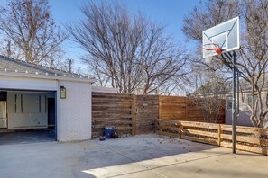 Apartment (0 Bedroom) | Interior - Sleek Studio w/ Projector - Near Texas Tech! (Lubbock)
