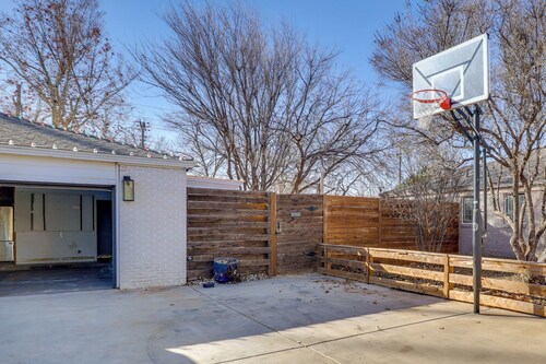 Sleek Studio w/ Projector - Near Texas Tech!
