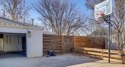 Sleek Studio w/ Projector - Near Texas Tech!