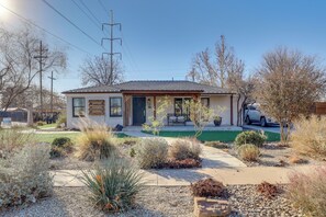 Apartment (0 Bedroom) | Interior - Sleek Studio w/ Projector - Near Texas Tech! (Lubbock)