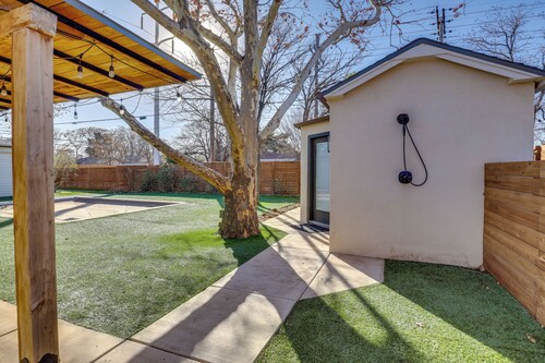 Sleek Studio w/ Projector - Near Texas Tech!