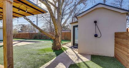 Sleek Studio w/ Projector - Near Texas Tech!