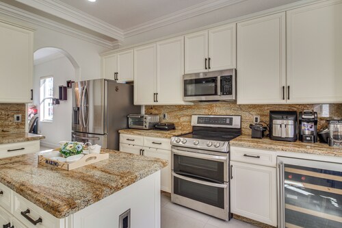 Great for Gatherings! Sleek & Relaxing Hialeah Gem