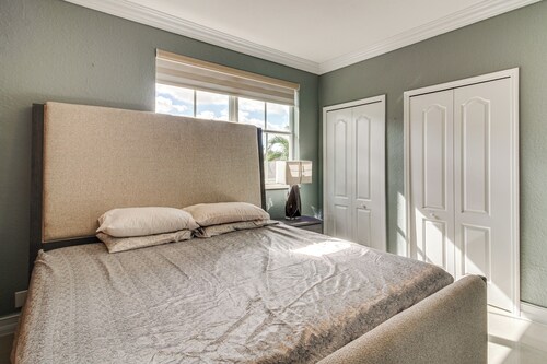 Great for Gatherings! Sleek & Relaxing Hialeah Gem