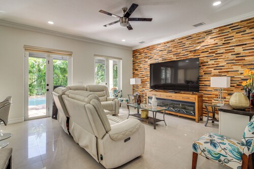 Great for Gatherings! Sleek & Relaxing Hialeah Gem