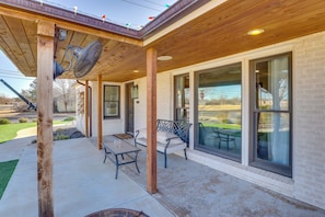 Interior - 1 Mi to Texas Tech: Group Getaway w/ Pool & Sauna! (Lubbock)