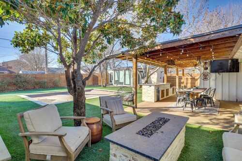 1 Mi to Texas Tech: Group Getaway w/ Pool & Sauna!