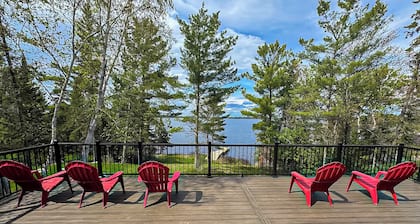 Luxurious Newly Renovated Lake Home on Rainy Lake