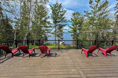 Luxurious Newly Renovated Lake Home on Rainy Lake