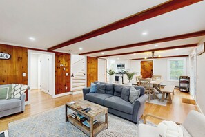 Interior - Bring Your Pup, Walk to Beach! Vineyard Haven Home (Vineyard Haven)